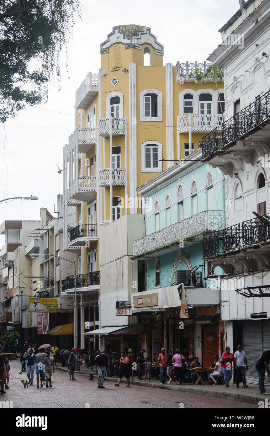 Scène quotidienne dans la Peatonal, près de Santa Ana, un parc très populaire et animé quartier commerçant à Panama City Banque D'Images