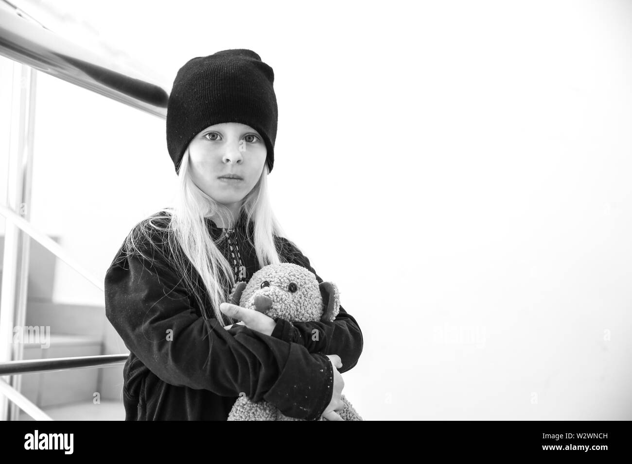 Petite fille aux sans-abri à l'intérieur de l'ours en peluche Banque D'Images