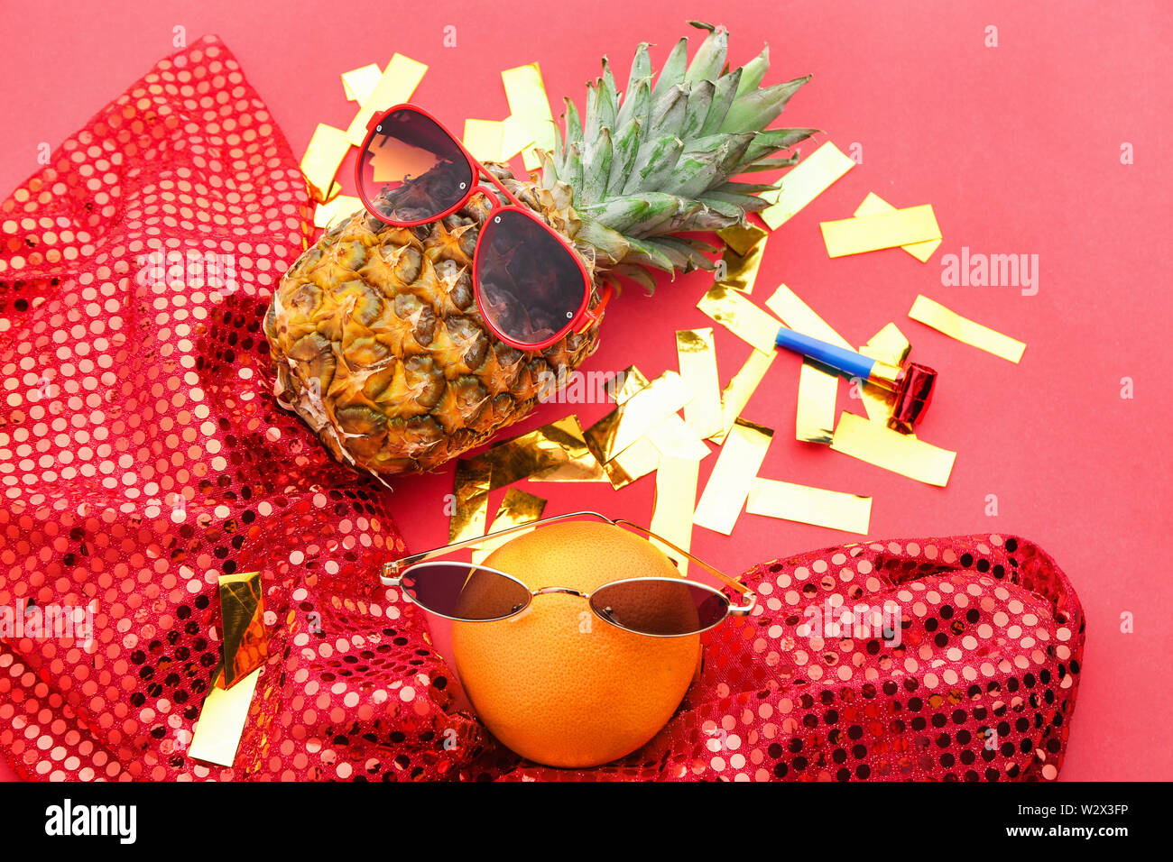 Fruits drôles avec des lunettes de soleil sur un fond de couleur Banque D'Images