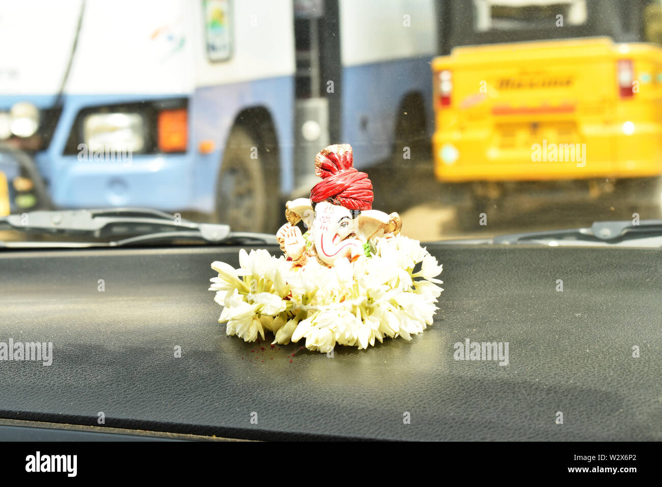 Le Dieu Ganesh IDOL décorées de fleurs Banque D'Images