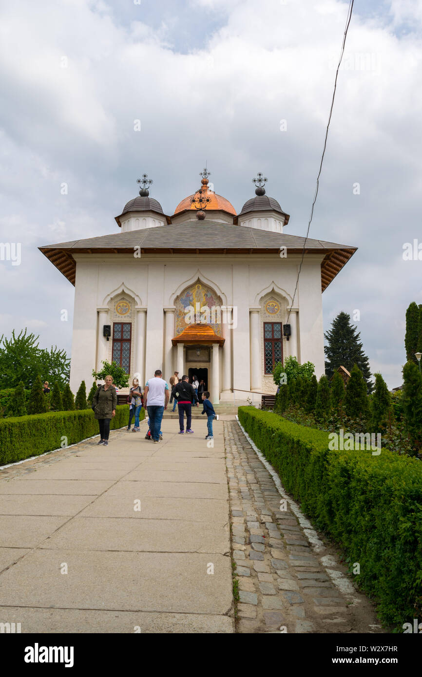 Ilfov, près de Bucarest, Roumanie - 30 Avril 2019 : Les personnes qui désirent visiter monastère Cernica orthodoxe. Banque D'Images