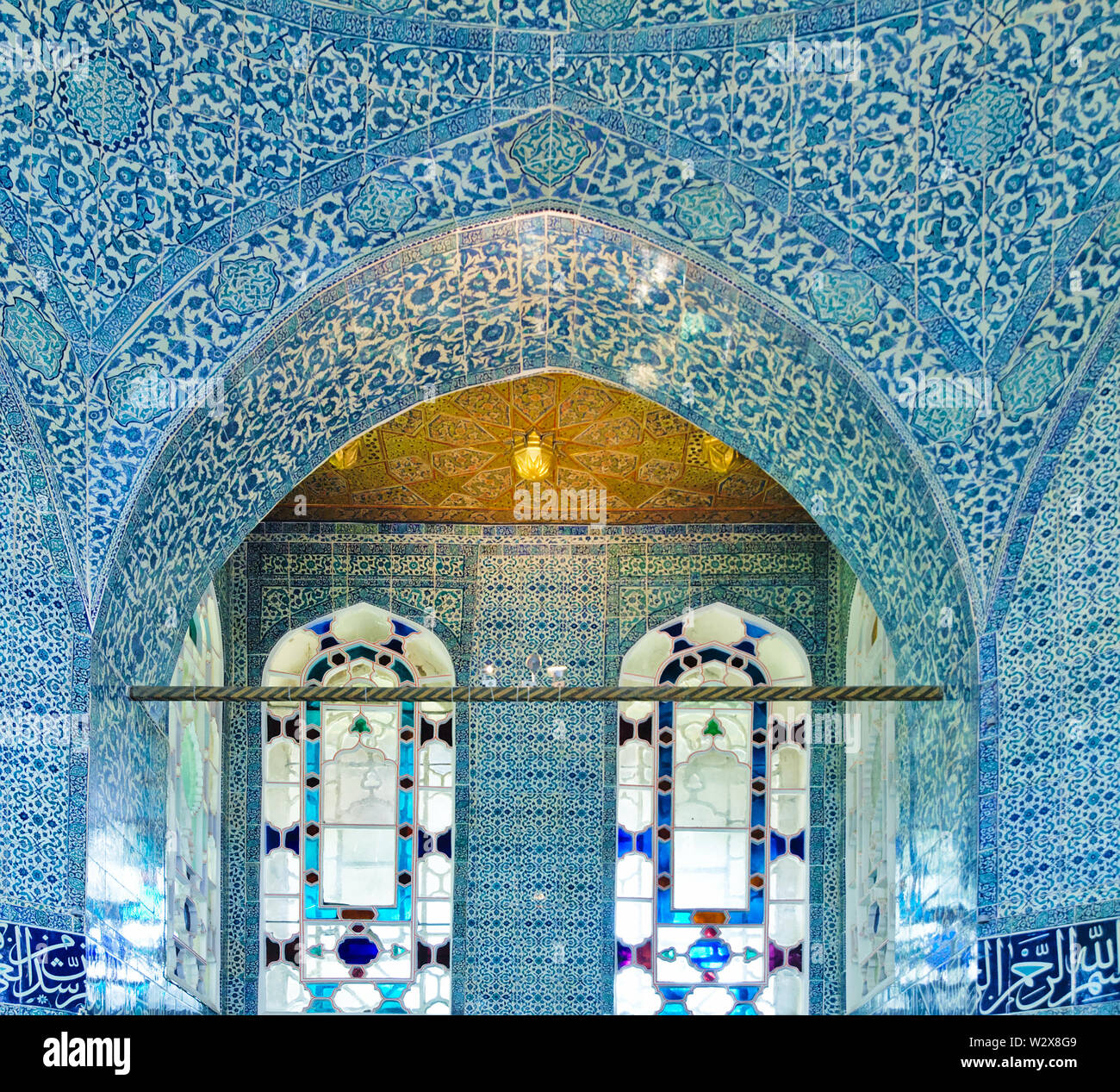 La conception orientale classique sur le mur avec des carreaux et des vitraux au Palais de Topkapi à Istanbul, Turquie. Banque D'Images