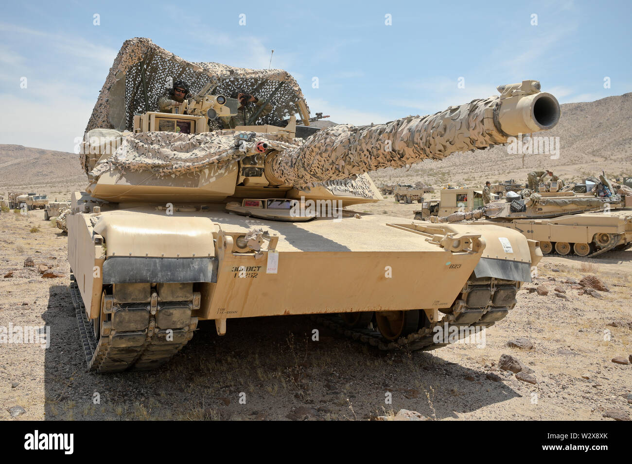 Un équipage de char du 1er bataillon du 252ème régiment, armure, 30e Armored Brigade Combat Team, North Carolina National Guard fournit la sécurité avec un tank Abrams M1 au cours de l'opération à Sting Hickory Fort Irwin, en Californie, le 7 juillet 2019. Hickory Opération Sting est une action décisive sur la rotation et manœuvre interarmes des canonniers de la convention collective au centre de formation national, Fort Irwin, en Californie, afin de valider les capacités du 30e dans l'environnement de formation et assurer un brigade réactif prêt à déployer, combattre et gagner. (U.S. La Garde nationale de l'Armée Photo par le Sgt. Jamar Marc Banque D'Images