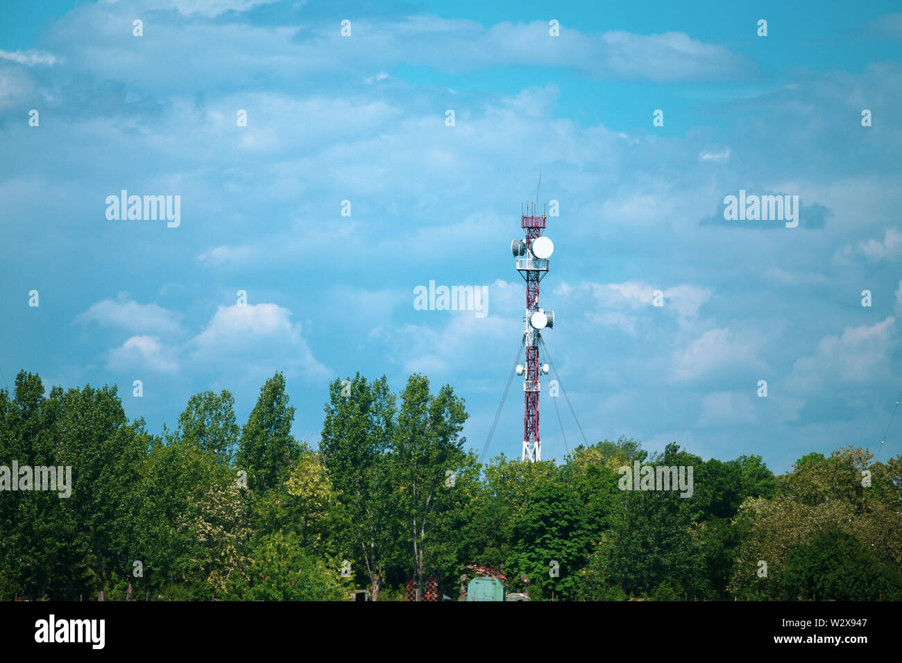 Tour de communications militaires avec divers équipements de communication et d'antennes pour la radio et 5G à l'intérieur d'une forêt Banque D'Images