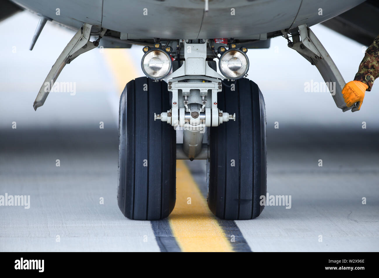 Détails de l'atterrissage d'un avion cargo militaire. Banque D'Images