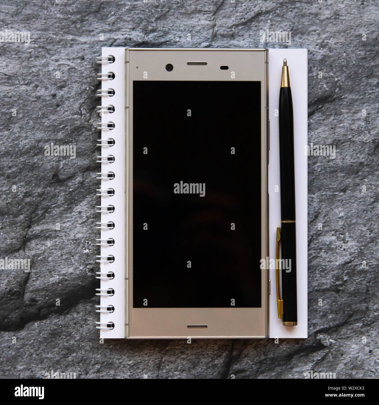 Still Life : smartphone, notebbook et stylo. Mise à plat Banque D'Images