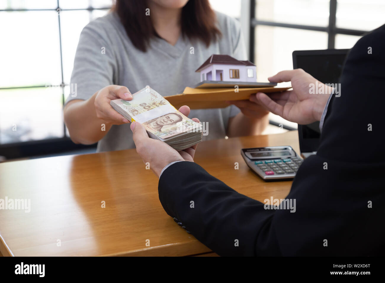 Women holding contrat et document à propos de home mortgage soumettre à la banque et a reçu de l'argent Banque D'Images