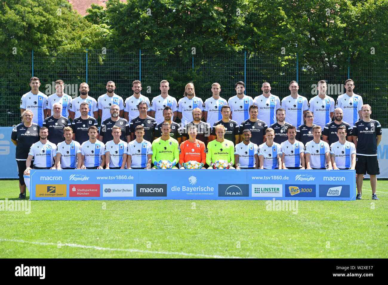 Photo de l'équipe, de l'équipe, de l'équipe Photo de l'équipe, squad photo ; hi.v.li.Semi BELKAHIA, Herbert PAUL, Felix Weber, Efkan BEKIROGLU, Simon, Daniel Seferings Wein, Kristian BOEHNLEIN, Niklas LANG, Aaron Berzel, Sascha MOELDERS, Markus ZIEREIS, Marco Raimondo METZGER, Dennis ERDMANN (1860). withte.v.li : Tanja GROLL, Kit Manager Norbert STEGMANN, agent de presse Rainer KMETH, chauffeur de bus Georg OSTERMAIER, entraîneur gardien Harald Huber, la bière, l'entraîneur Oliver Daniel Bierofka (1860), coach coach Co Franz HUEBL, entraîneur athlétique Matthias LUGINGER, Manager de l'équipe médecin Dr.Fatih ASLAN, Monika MROSEK, physiothérapeute Banque D'Images