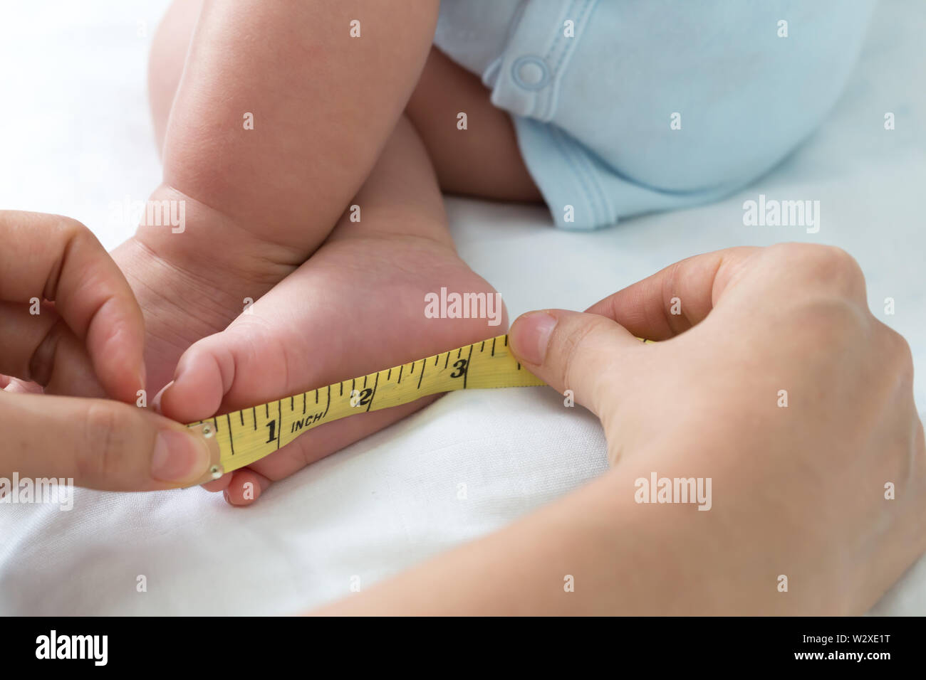 Mesurer La Taille Du Pied Du Nourrisson Bebe Corps Developpement Concept Trois Mois Photo Stock Alamy