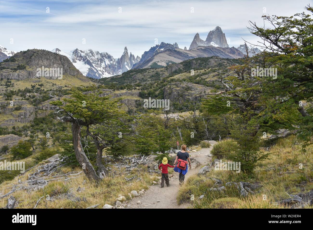 Jeune femme et jeune garçon randonnées en face de montagnes avec le Mont Fitz Roy près de El Chalten, Parc National Los Glaciares, Province Santa Cruz Banque D'Images