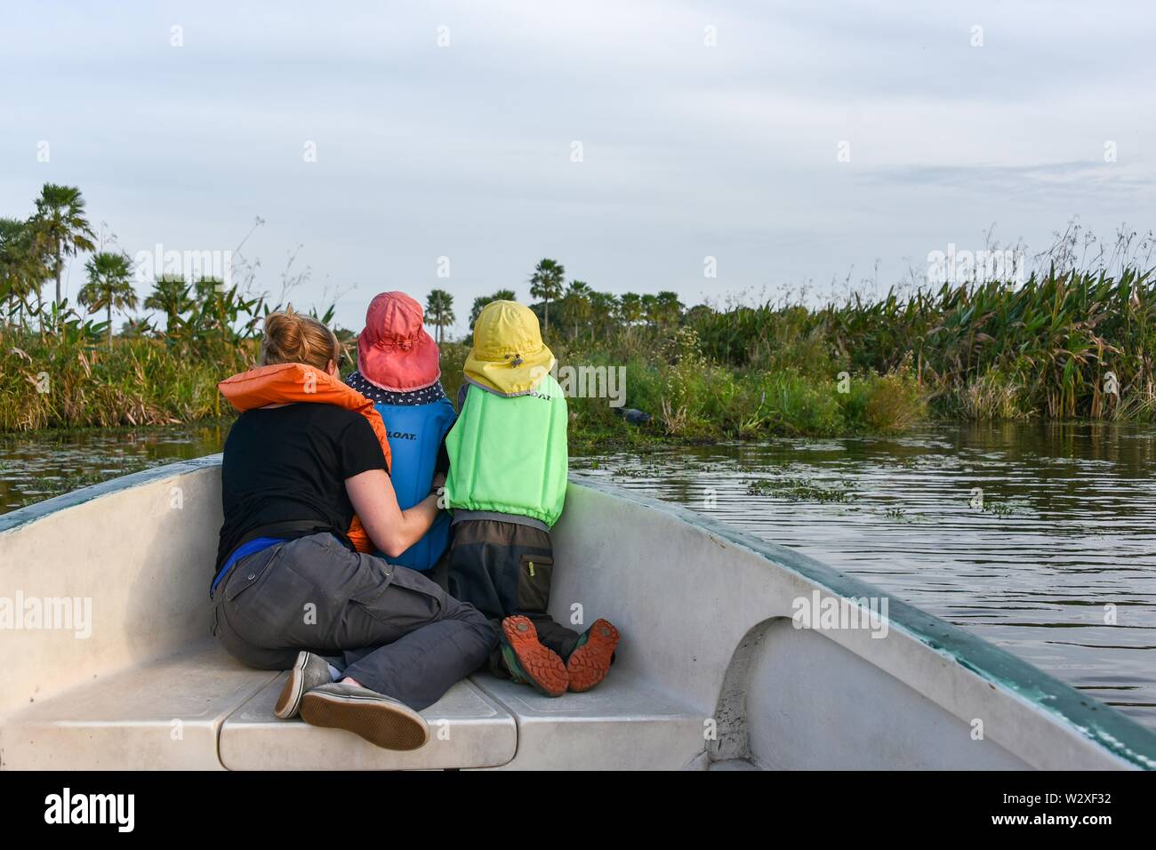 Mère de deux jeunes enfants avec des gilets de regarder des animaux dans un bateau, parc national Esteros del Ibera, Province de Corrientes, Argentine Banque D'Images