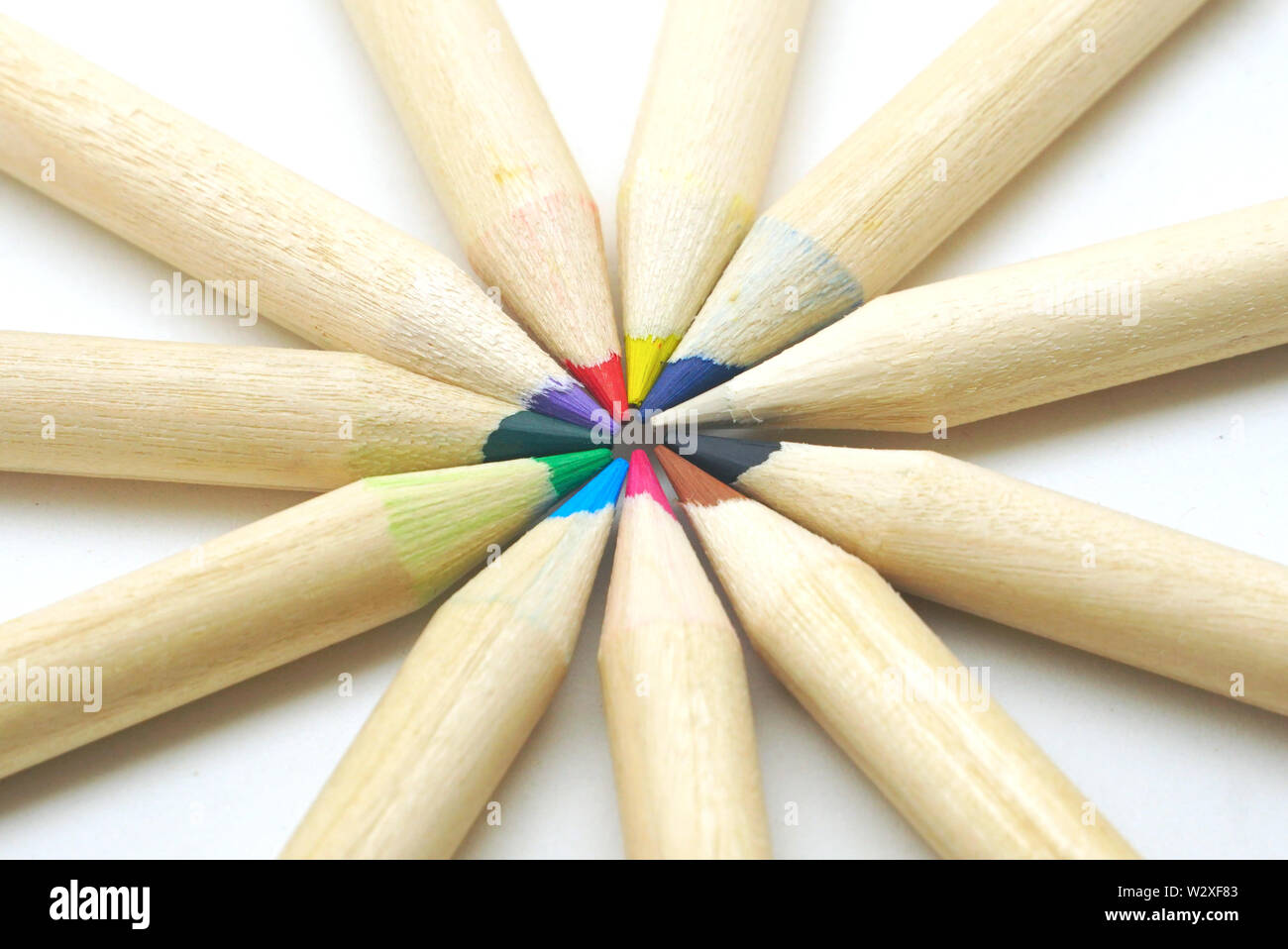 Groupe de mélanger les couleurs crayon à sharp point centre sur fond blanc. Banque D'Images