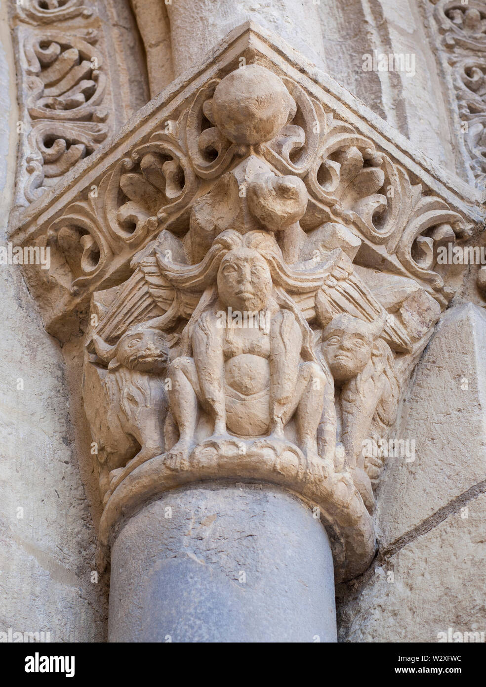 Basilique de San Isidoro, Leon, Espagne. Décorées avec des capitaux à la porte d'agneau harpie Banque D'Images