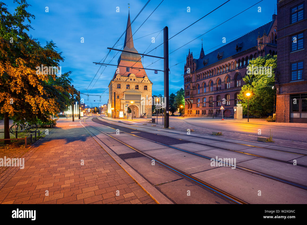 Rostock, Allemagne. Cityscape image de Rostock, Allemagne pendant le crépuscule heure bleue. Banque D'Images