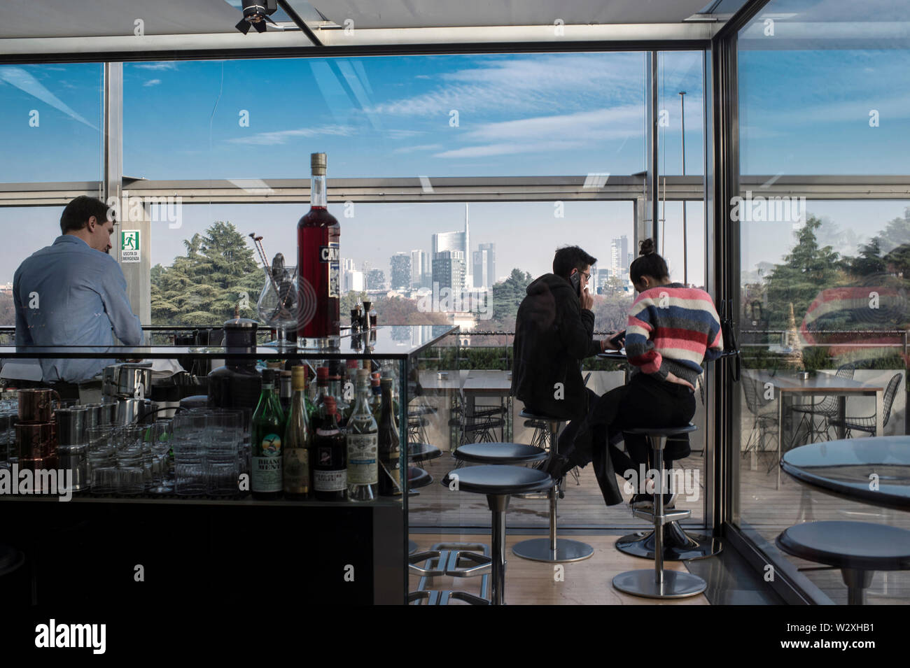 L'Italie, Lombardie, Milan, paysage urbain du Musée La Triennale de restaurant sur le toit Banque D'Images