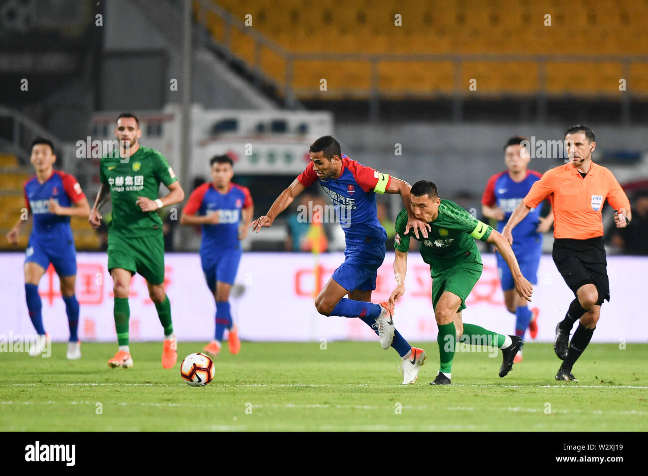 Yu Dabao de Beijing Guoan Défis joueur de football brésilien, Alan Kardec de Chongqing GDS en la 17e ronde de l'Association de football chinoise 2019 Super League (CSL), à Beijing, Chine, 10 juillet 2019. Beijing Guoan Chongqing défait 4-1 sem. Banque D'Images