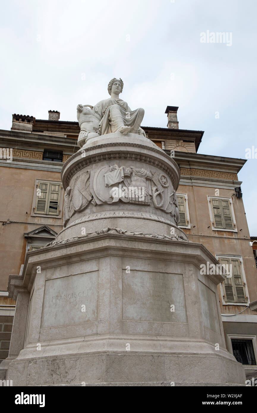 L'Italie, Frioul-Vénétie Julienne, Udine, Piazza Libertà, Statua della Pace Banque D'Images