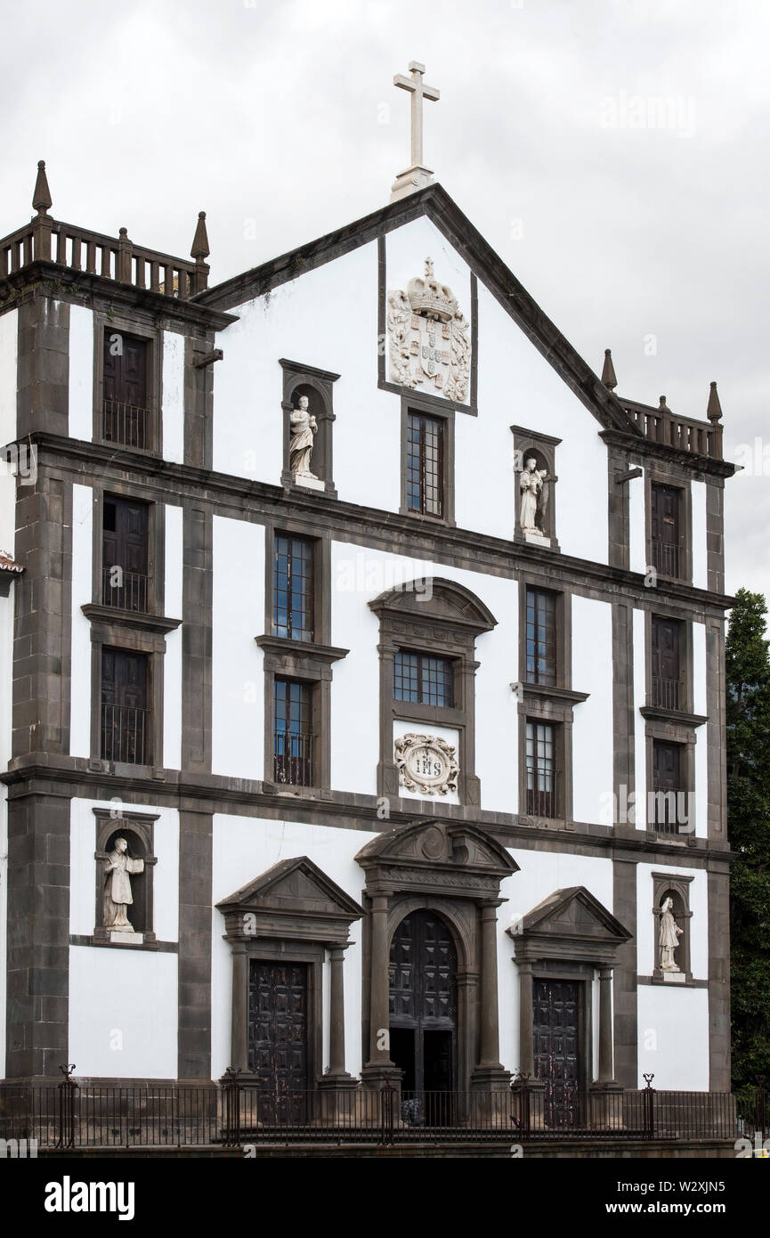 Le Portugal, l'île de Madère, Funchal, centre-ville, Praca Do Municipio, Igreja do Colegio Banque D'Images