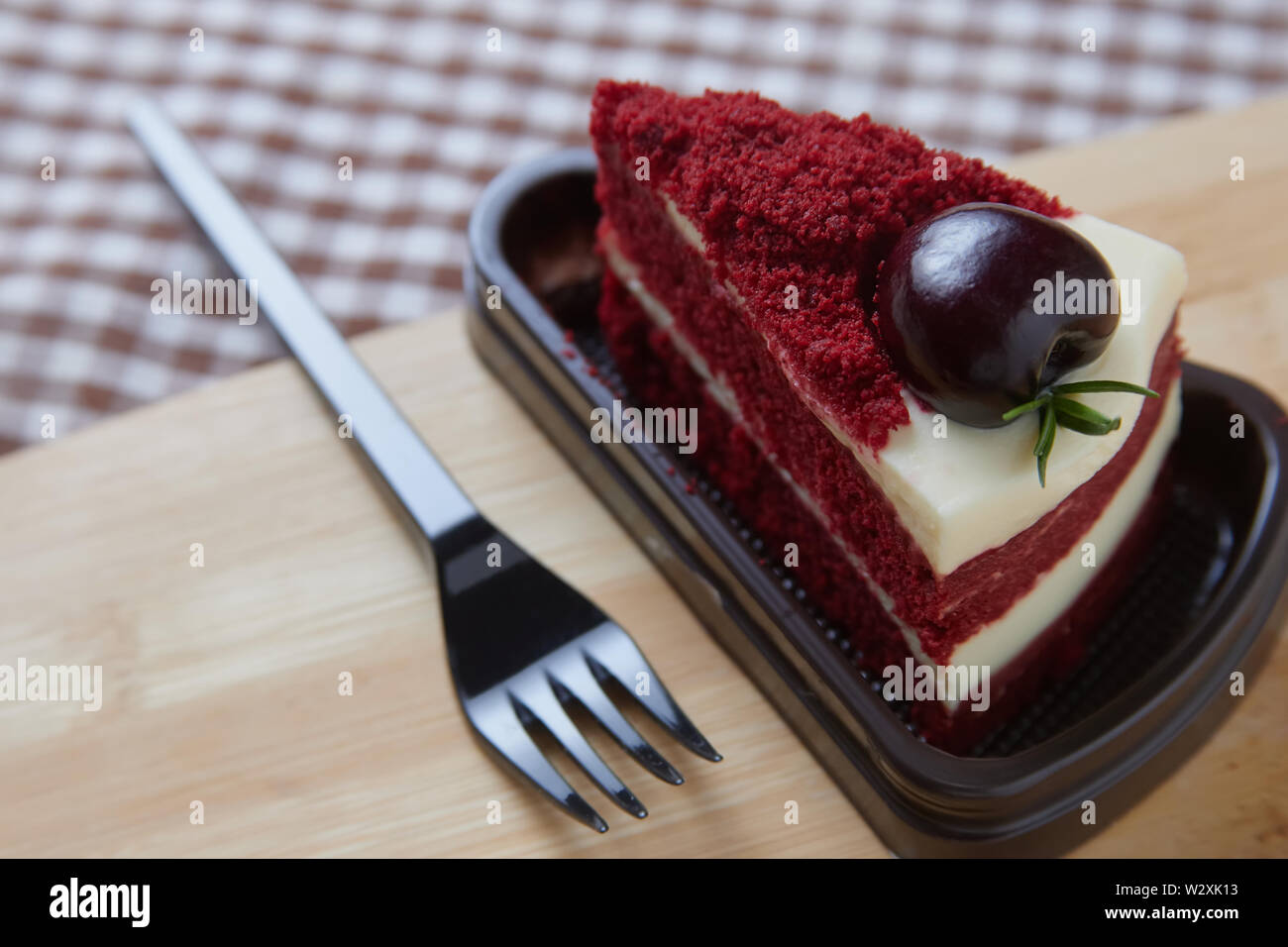 Berry cake servant dans la plaque en plastique Banque D'Images