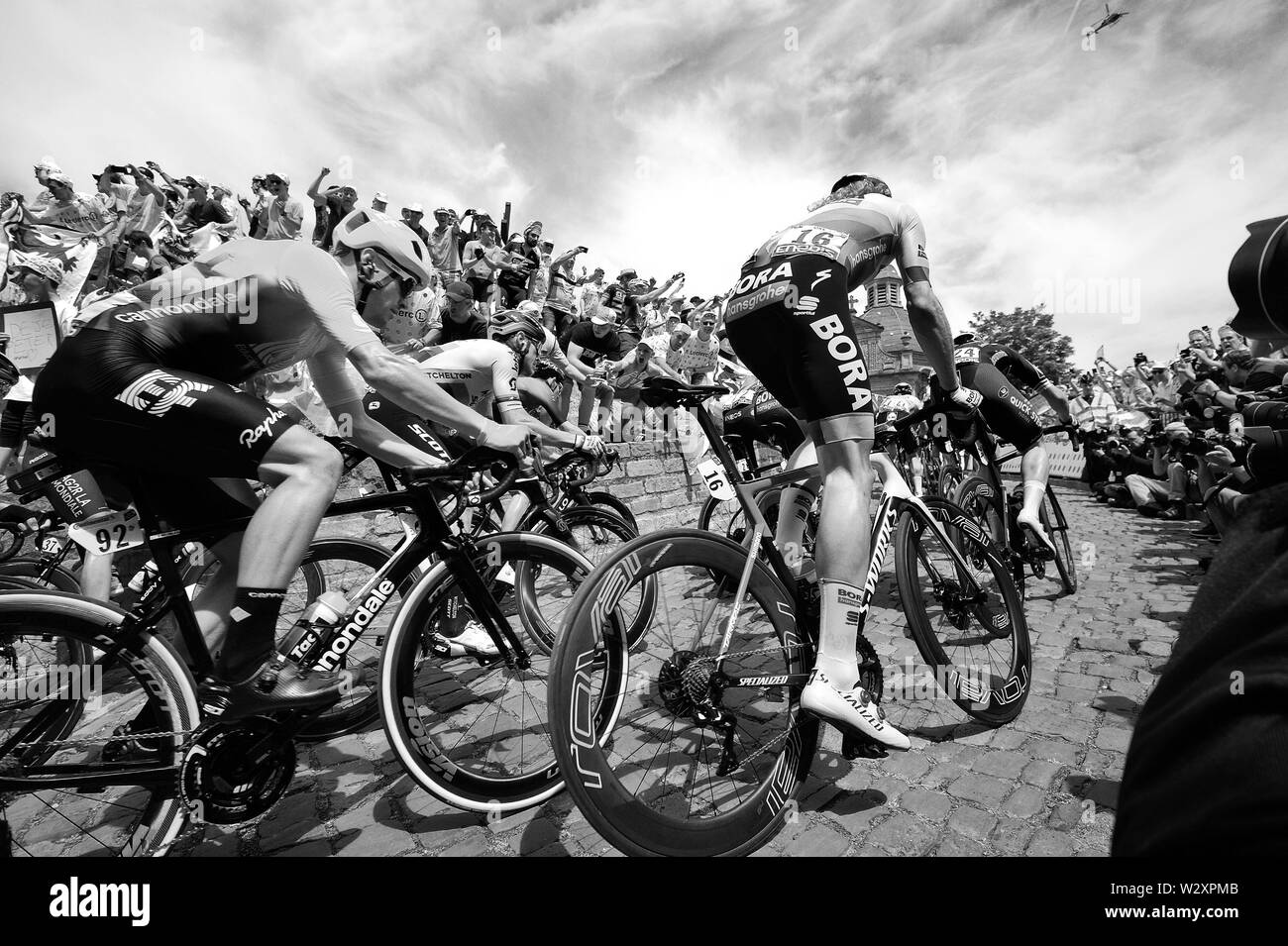 Randonnée à vélo, Tour de France, Grand Départ à Bruxelles, 1re Étape. Le peloton sur la route culte Muur van Geraardsbergen. Banque D'Images Randonnée à vélo, Tour de France, Grand Départ à Bruxelles, 1re Étape. Le peloton sur la route culte Muur van Geraardsbergen. Banque D'Images