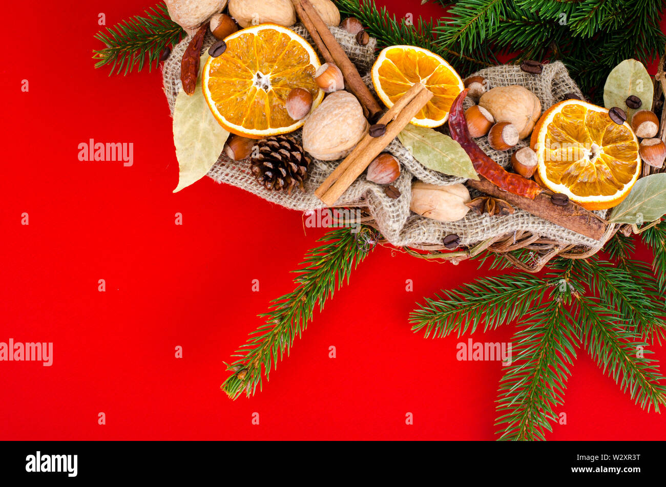 Couronne de Noël sur fond rouge de l'élément. Banque D'Images