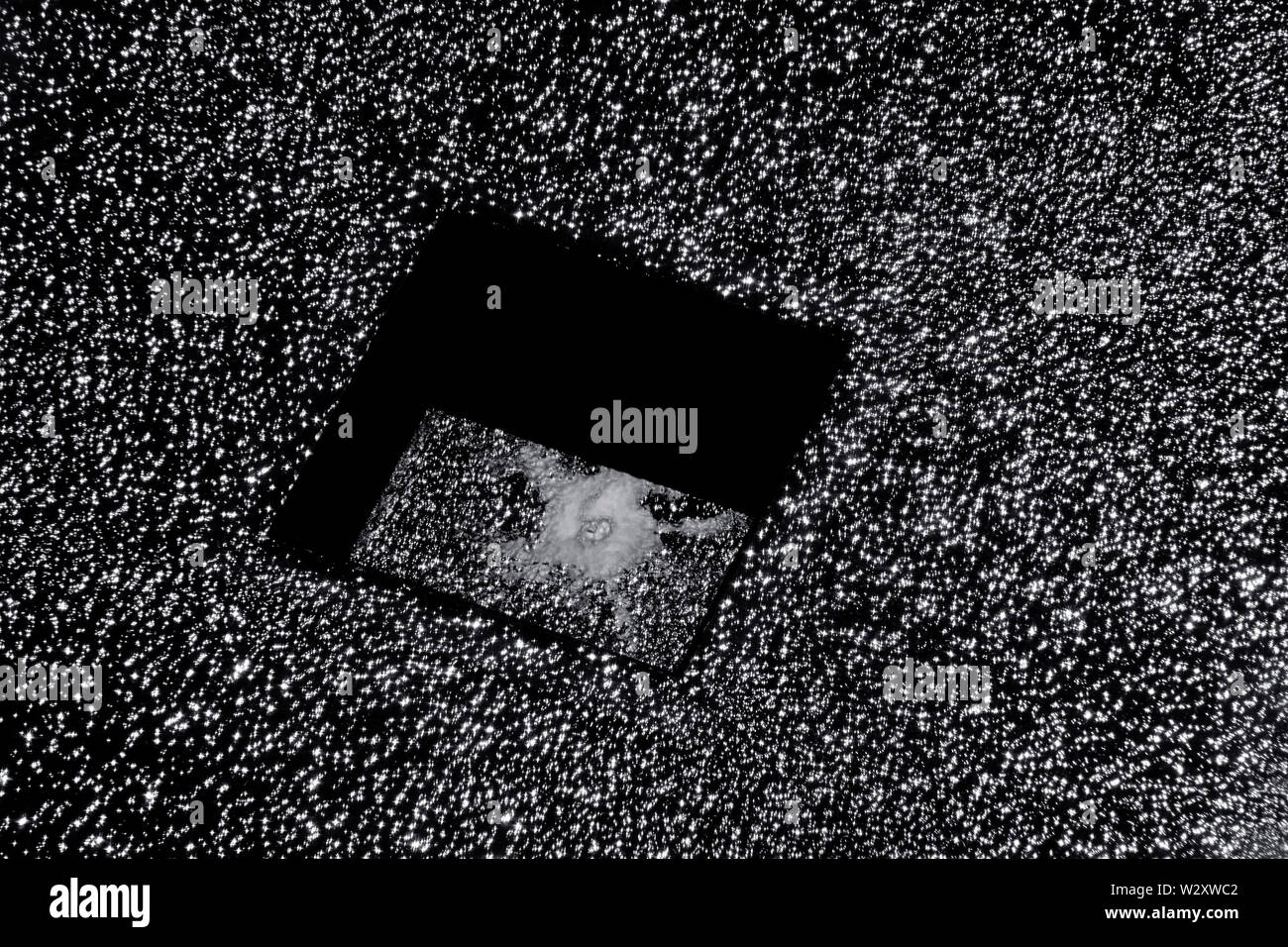 Les miroirs d'eau dans le Parc commémoratif du 11 septembre à Ground Zero vu depuis le 73e étage de la tour WTC en construction. Banque D'Images