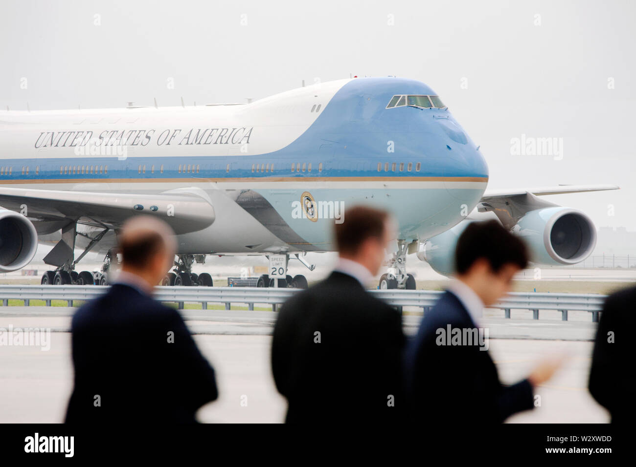 Le Service secret et le personnel d'attendre que le président américain Barack Obama arrive sur l'Air Force One à New York pour assister à plusieurs levées de fonds pour sa campagne de réélection. Banque D'Images