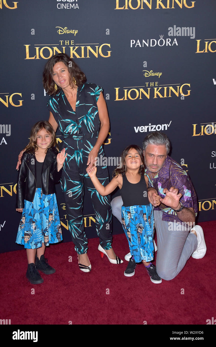 Waititi Taika avec la famille lors de la première mondiale du film 'Le Roi Lion' au Kodak Theater. Los Angeles, l'utilisation dans le monde entier 09.07.2019 | Banque D'Images