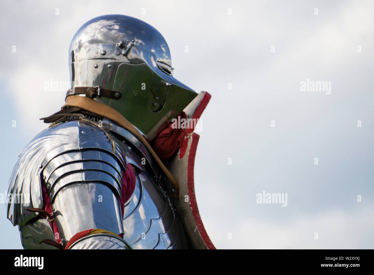 Un brave chevalier médiéval wering un casque Banque D'Images