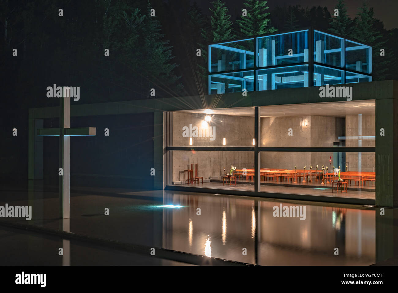 Sur l'eau de l'église ou chapelle sur l'eau, une grande fenêtre donne sur un miroir d'eau. design par le japonais Tadao Ando architecte moderniste. Hoshino Resort Banque D'Images
