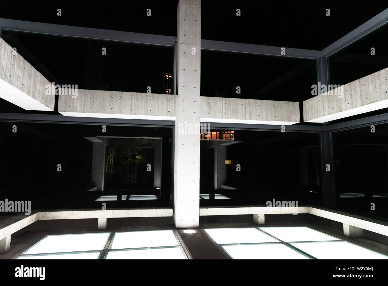 Sur l'eau de l'église ou chapelle sur l'eau, une grande fenêtre donne sur un miroir d'eau. design par le japonais Tadao Ando architecte moderniste. Hoshino Resort Banque D'Images