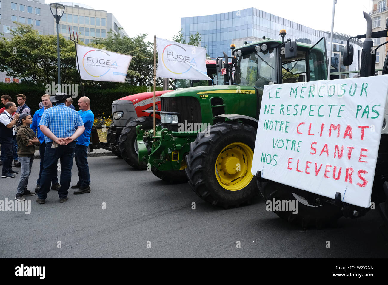 Bruxelles, Belgique. 11 juillet 2019. Les tracteurs sont vus en dehors du siège de la Commission de l'UE, les agriculteurs prennent part à une manifestation contre l'accord commercial du Mercosur. Credit : ALEXANDROS MICHAILIDIS/Alamy Live News Banque D'Images