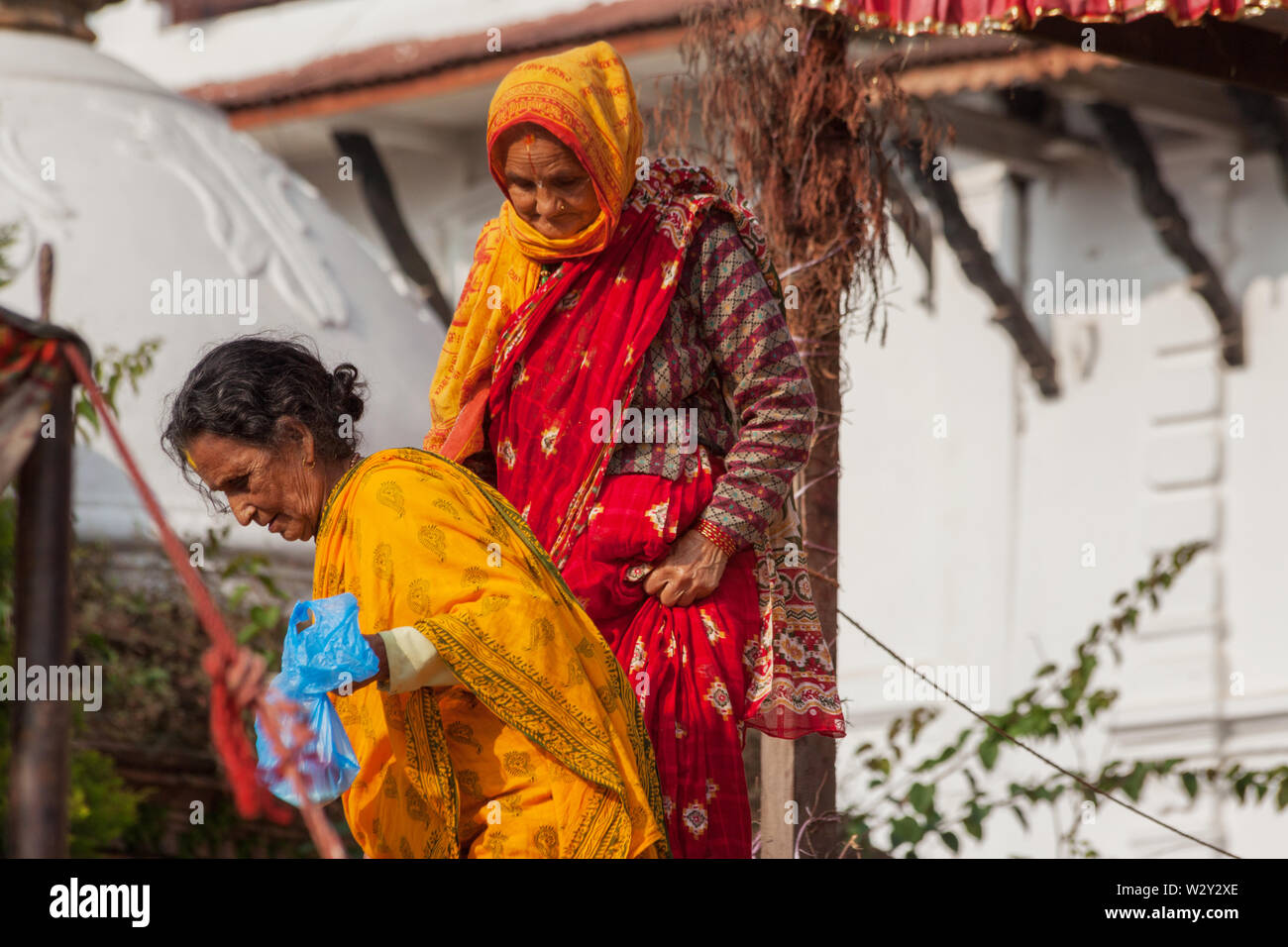 Deux vieilles femmes qui quittent un temple à Katmandou après la prière Banque D'Images Deux vieilles femmes qui quittent un temple à Katmandou après la prière Banque D'Images