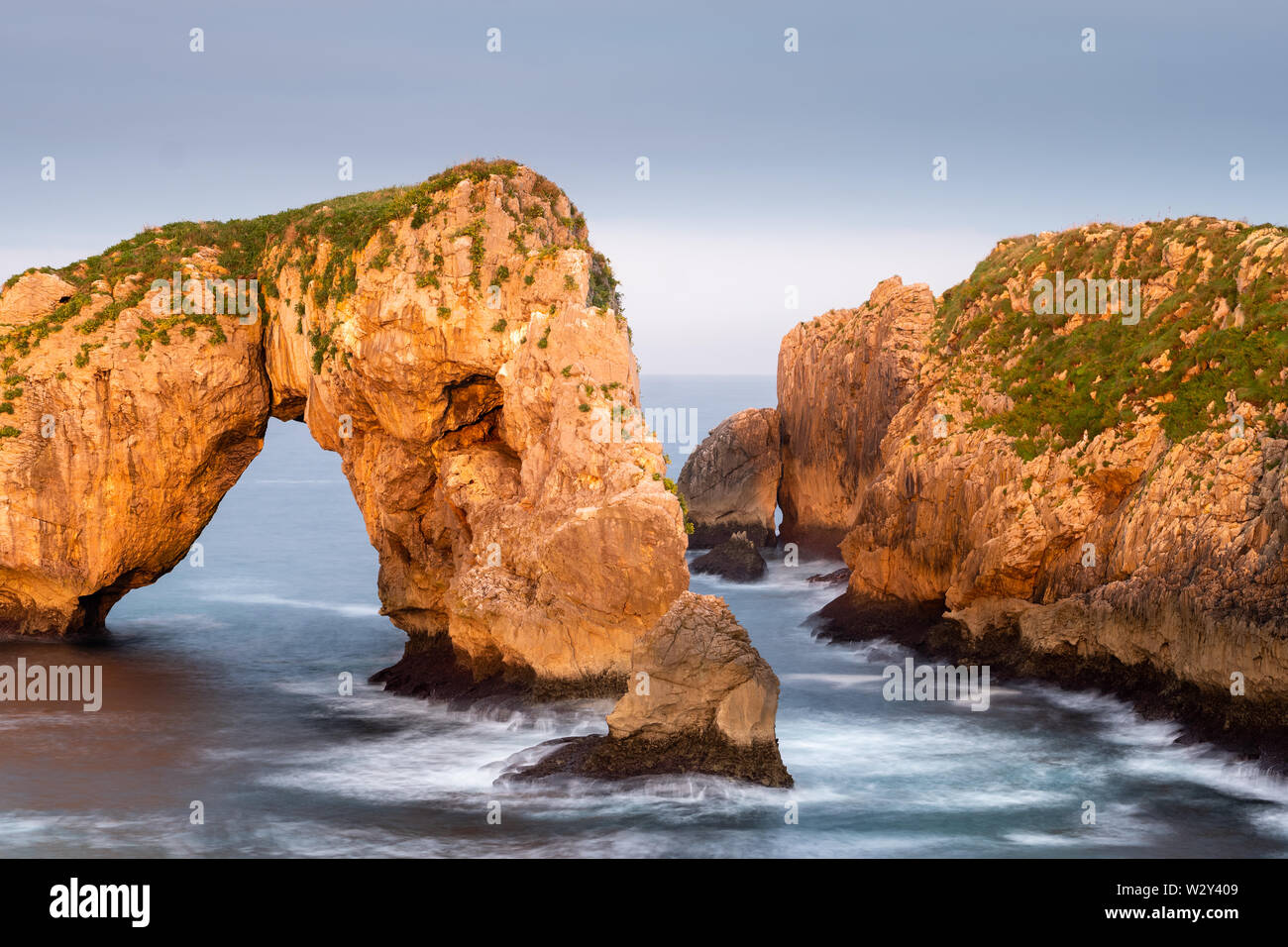 Roche de l'éléphant bizarre de Castro de las gavioatas dans la lumière dorée du coucher du soleil à la côte des Asturies, dans le Nord de l'Espagne Banque D'Images