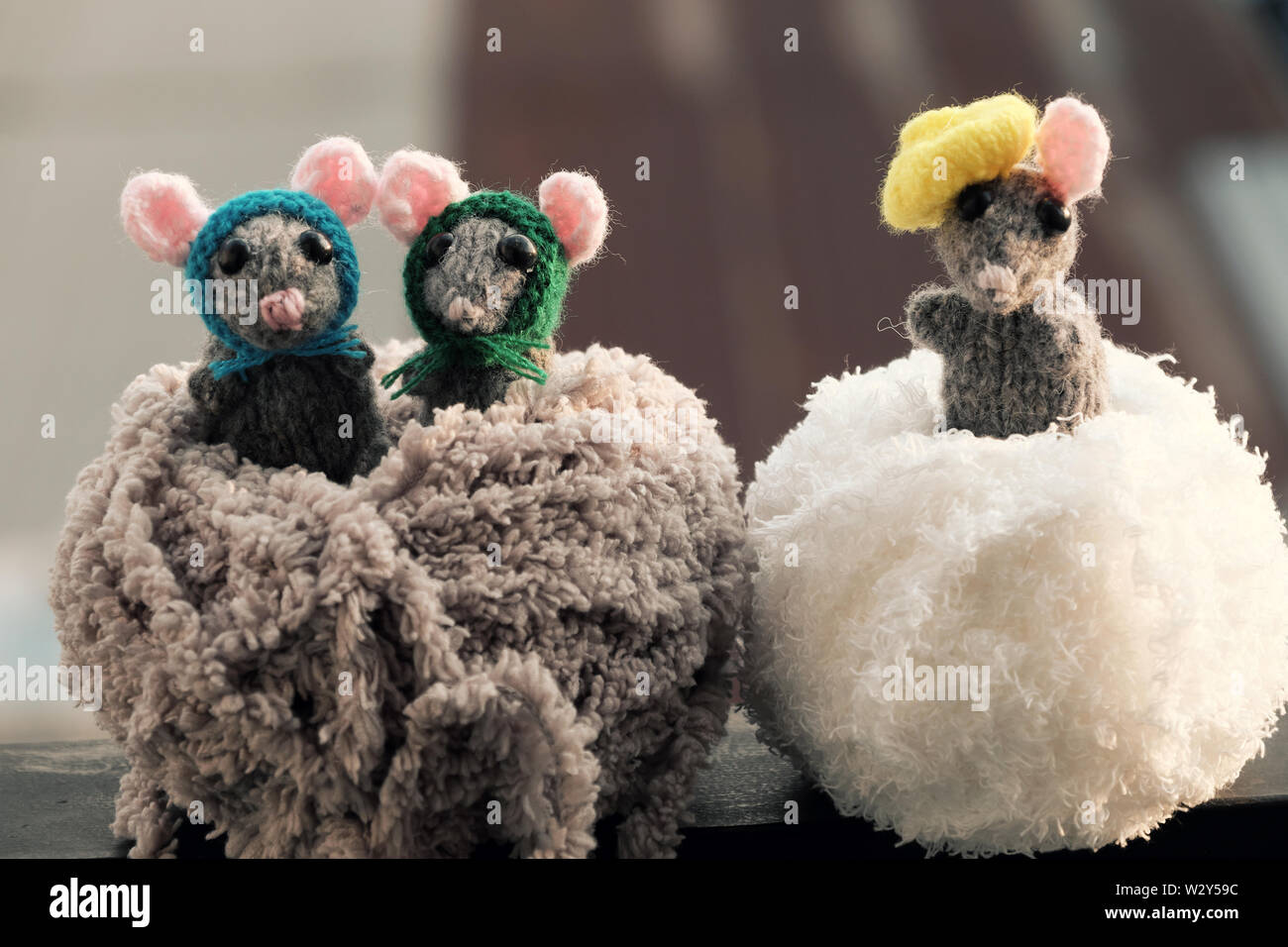 Amazing close up de tir produit artisanal,souris tricoté en pelote de laine, l'arrière-plan flou, de l'artisanat pour les rats beau cadeau ou des jouets pour enfants Banque D'Images