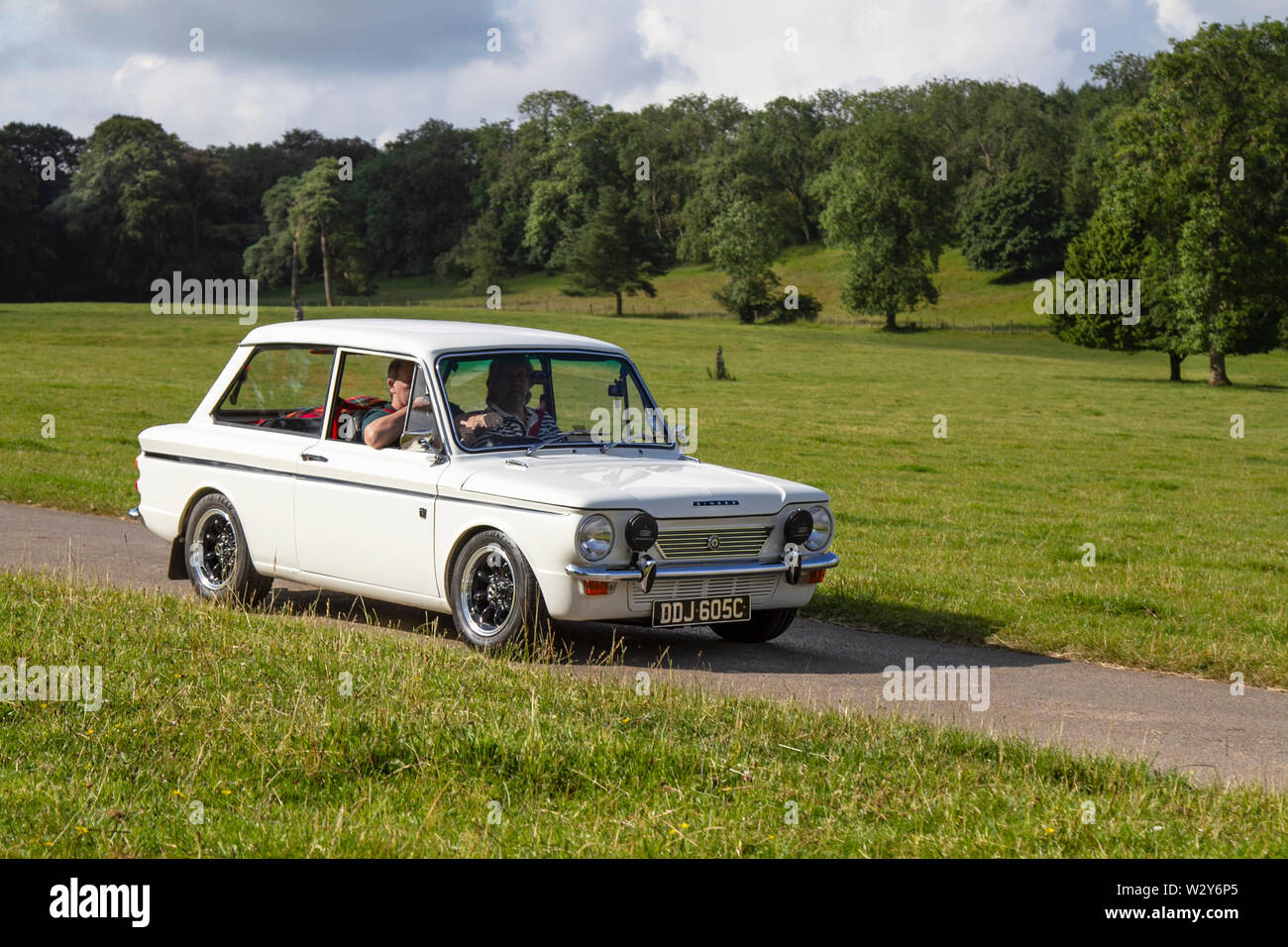 1965 chanteur blanc des années 60 Chamois au Classic car Rally qui a eu lieu le dimanche 7 juillet 2019.Le spectacle de voitures classiques de Mark Woodward en été s'est rendu à Carnforth pour présenter plus de classiques, d'historiques, de moteurs d'époque et de collections historiques au salon de transport Leighton Hall de cette année.une occasion de voir plus de 500 véhicules classiques d'antan à l'un des spectacles les plus complets et les plus divers de l'événement de voiture classique d'été. Banque D'Images
