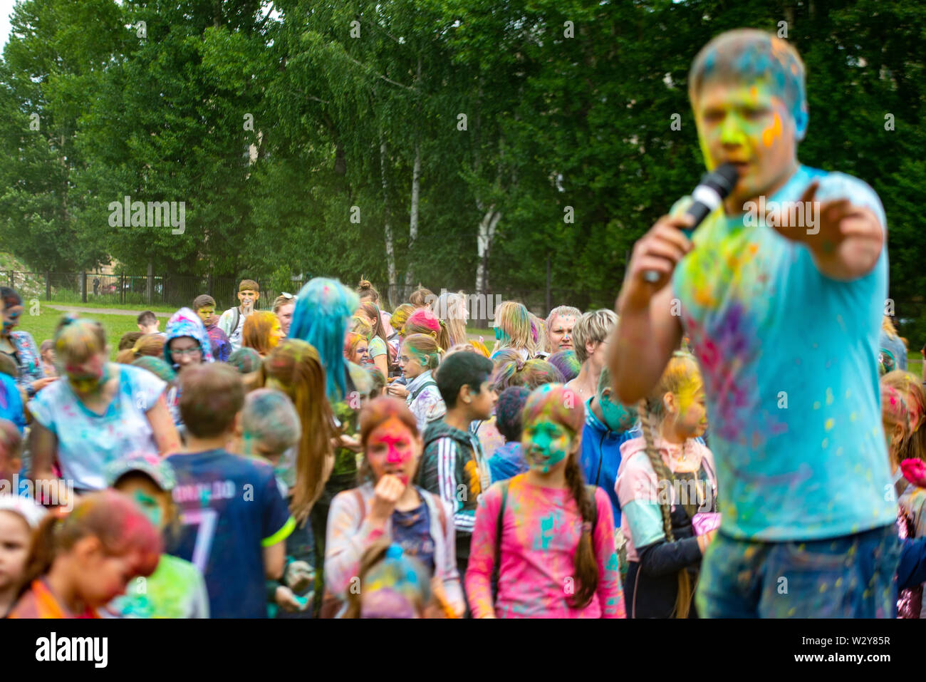 Région de Tcheliabinsk, Russie - juillet 2019. Les enfants de différentes nationalités sont des amis au festival de couleurs. Maison de vacances dans la province avec le Banque D'Images