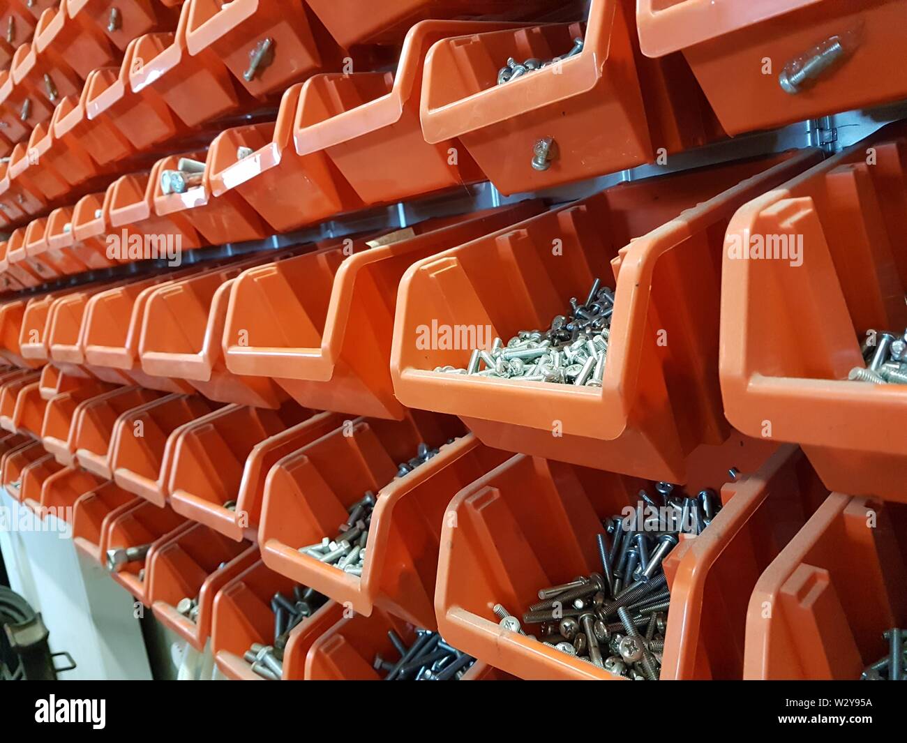 Vis dans des boîtes de rangement orange dans un atelier Photo Stock - Alamy