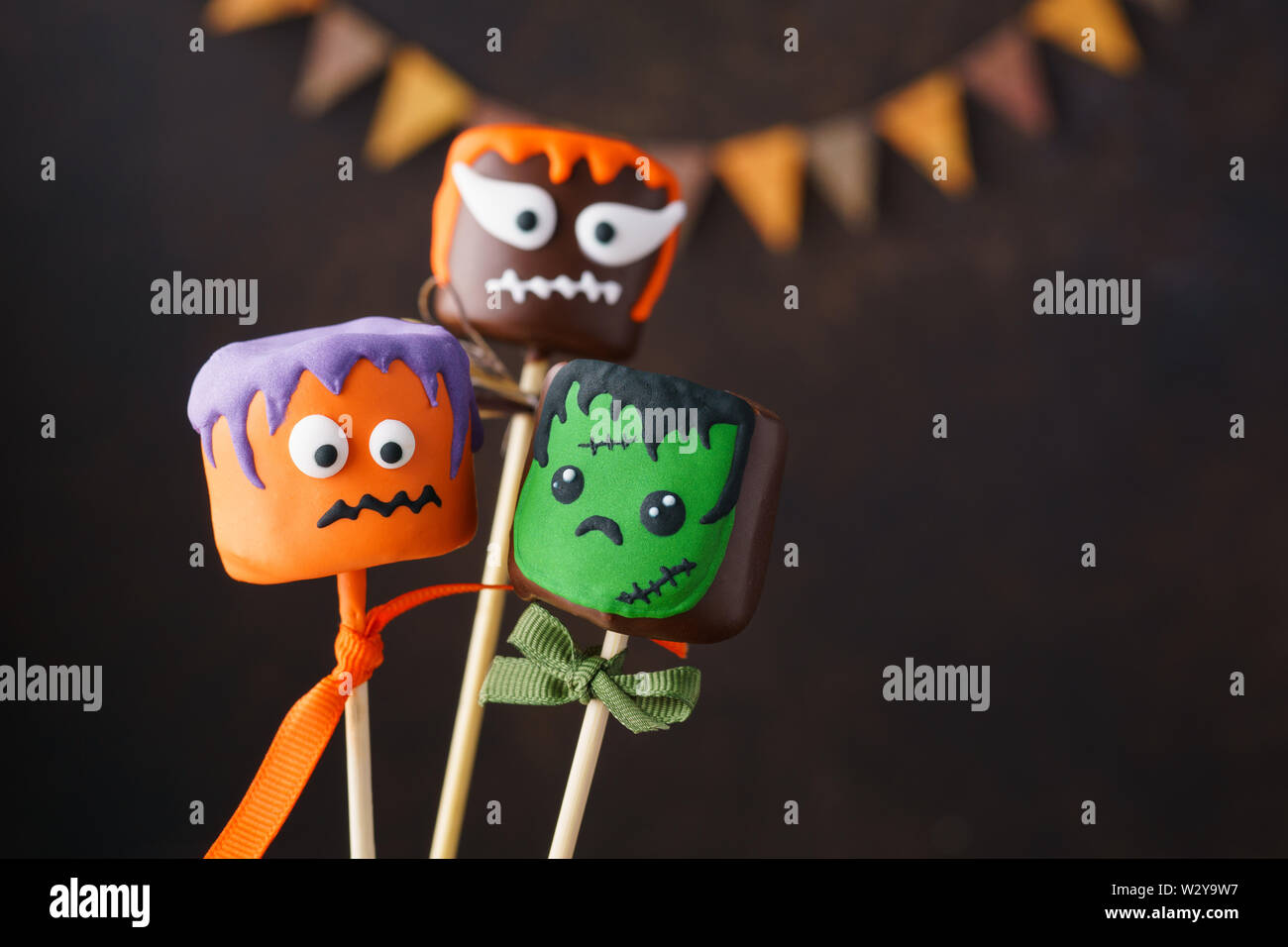 Halloween cake pops au chocolat et à la guimauve funny monster est confrontée. Focus sélectif. Banque D'Images