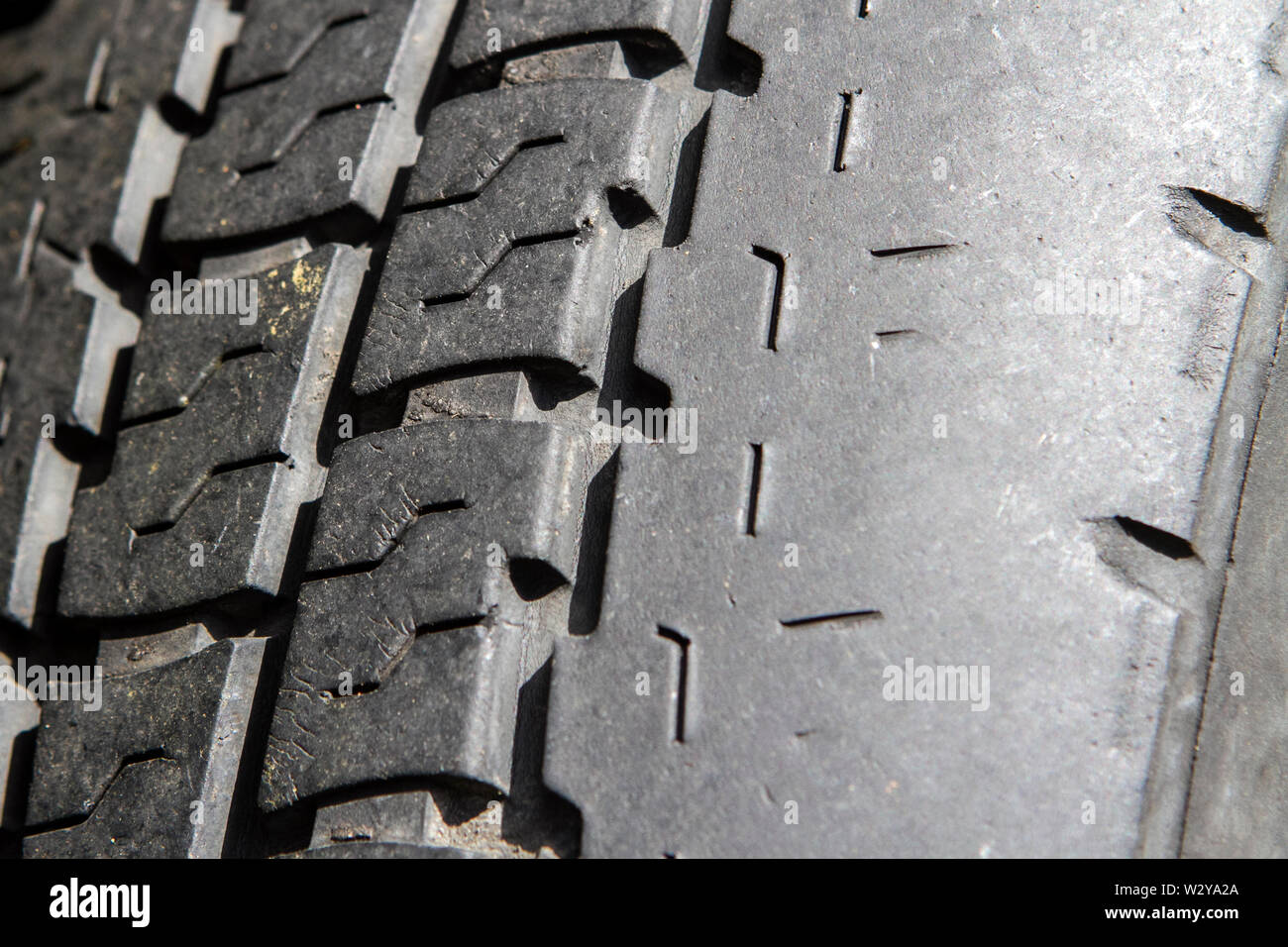 Un pneu usé chauve dangereux sur un véhicule garé sur le bord de la route  Photo Stock - Alamy