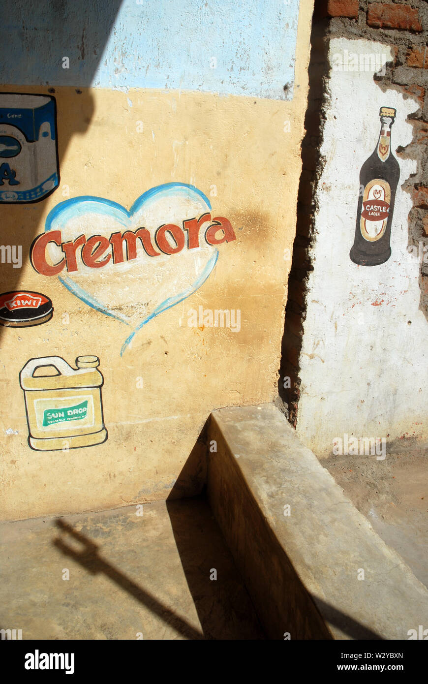 La publicité de Cremora peint sur le mur à Mfuwe, Parc national de Luangwa Sud, Zambie, Afrique. Banque D'Images