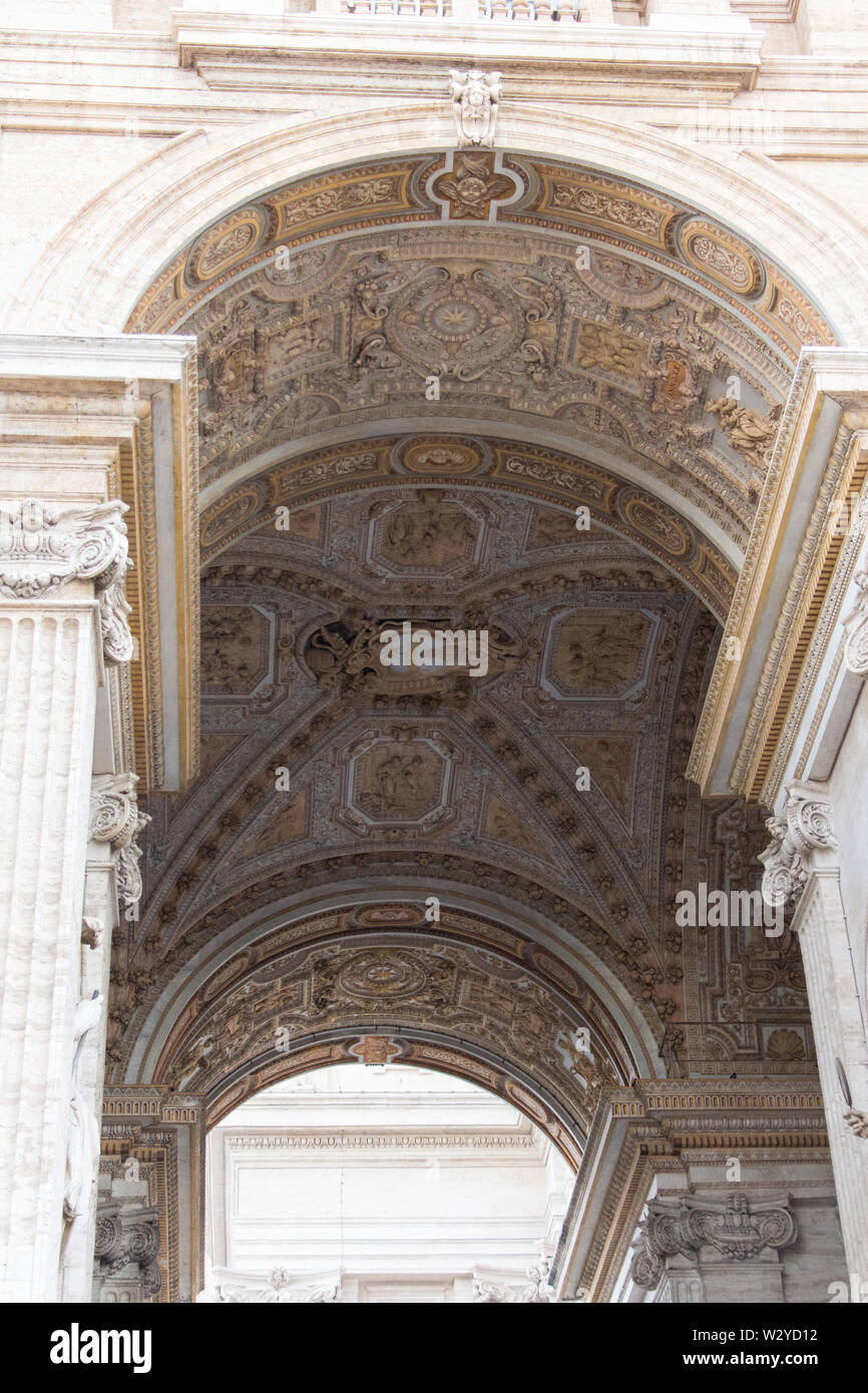 L'Italie, Cité du Vatican - 18 Avril 2017 : l'avis de l'arc de la Basilique Saint-Pierre le 18 avril 2017, état de la cité du Vatican, Italie. Banque D'Images