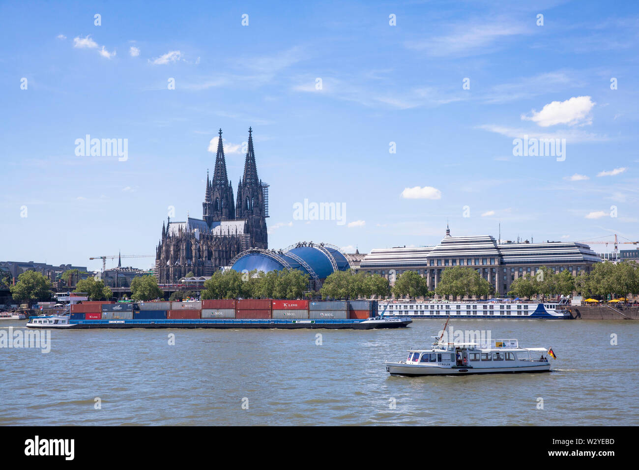 La cathédrale gothique, les navires sur Rhin, Cologne, Allemagne. der Dom, Schiffe ï»¿ Untitled auf dem Rhein, Koeln, Deutschland. Banque D'Images