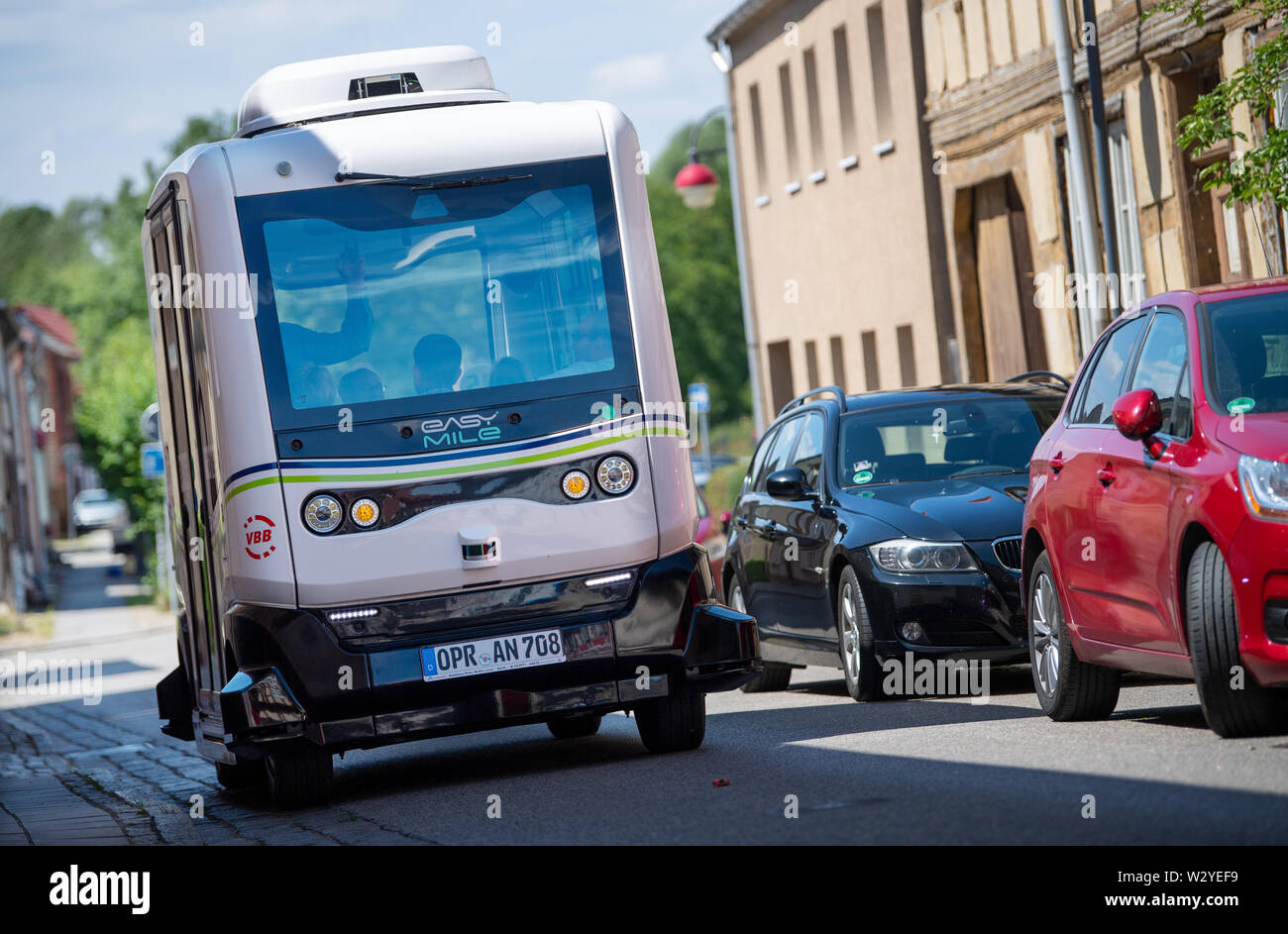 Berlin, Allemagne. 11 juillet, 2019. La récolteuse facile mille lecteurs ez10 minibus sur sa piste de test à une conférence de presse. Le bus électrique dispose de six places et est jusqu'à 15 kilomètres à l'heure rapide. Selon la Société de développement régional de l'Amérique du Brandebourg (REG), il arrivera à la première arrête de la ville lundi prochain. Credit : Monika Skolimowska/dpa-Zentralbild/ZB/dpa/Alamy Live News Banque D'Images