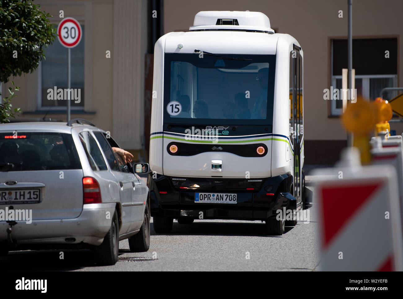 Berlin, Allemagne. 11 juillet, 2019. La récolteuse facile mille lecteurs ez10 minibus sur sa piste de test à une conférence de presse. Le bus électrique dispose de six places et est jusqu'à 15 kilomètres à l'heure rapide. Selon la Société de développement régional de l'Amérique du Brandebourg (REG), il arrivera à la première arrête de la ville lundi prochain. Credit : Monika Skolimowska/dpa-Zentralbild/ZB/dpa/Alamy Live News Banque D'Images