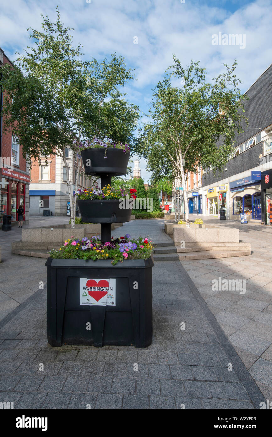 Rue Buttermarket, une rue piétonne dans la ville de Warrington dans le Cheshire. L'ancienne ville industrielle de Warrington, précédemment dans le Lancashire, j Banque D'Images