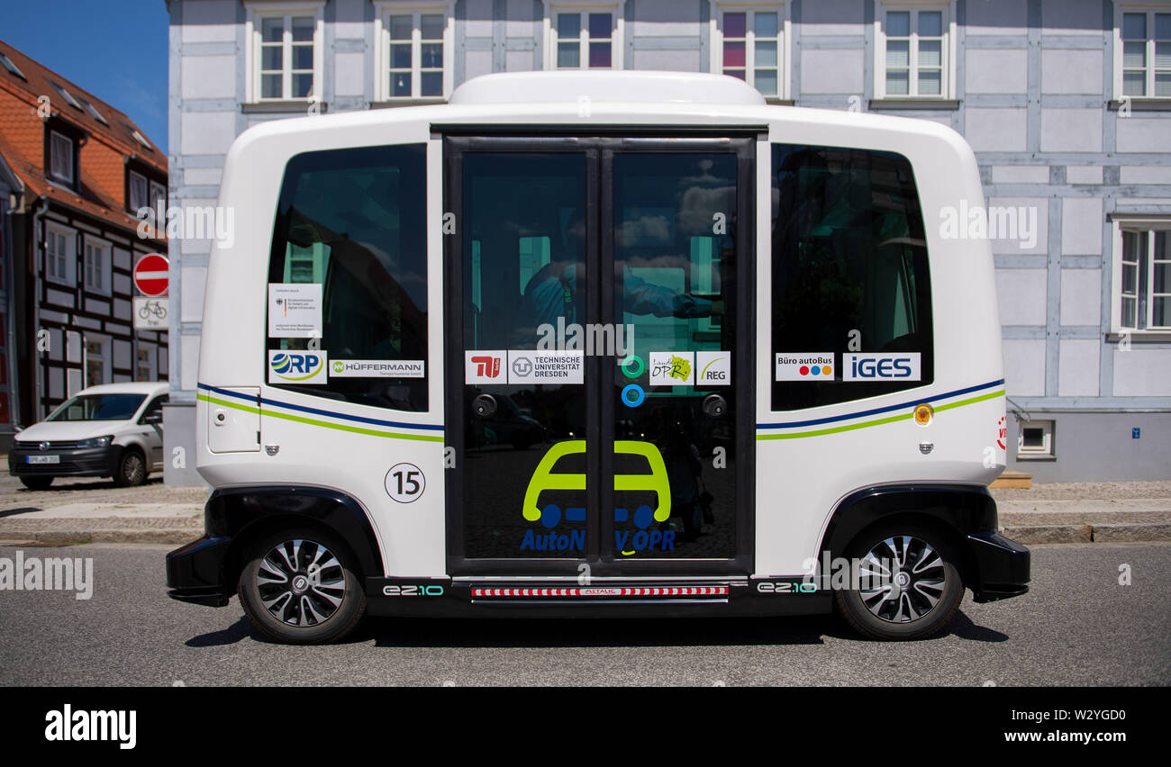Berlin, Allemagne. 11 juillet, 2019. La récolteuse facile mille lecteurs ez10 minibus sur sa piste de test à une conférence de presse. Le bus électrique dispose de six places et est jusqu'à 15 kilomètres à l'heure rapide. Selon la Société de développement régional de l'Amérique du Brandebourg (REG), il arrivera à la première arrête de la ville lundi prochain. Credit : Monika Skolimowska/dpa-Zentralbild/ZB/dpa/Alamy Live News Banque D'Images