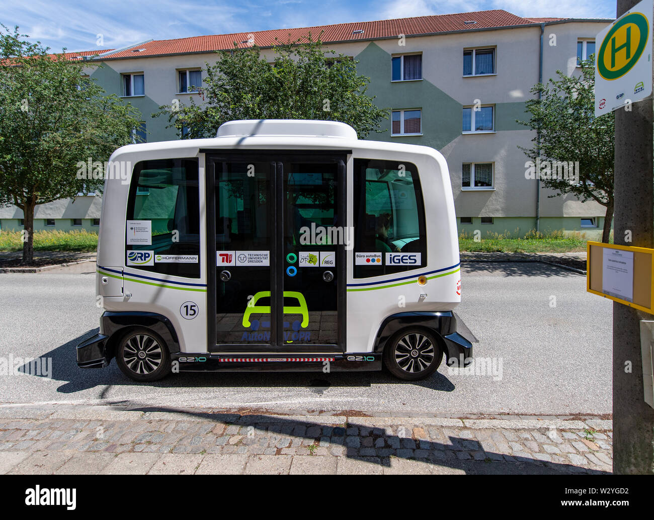 Berlin, Allemagne. 11 juillet, 2019. Le facile automoteur m ez10 abribus à un arrêt d'autobus au cours d'une conférence de presse sur sa piste d'essai. Le bus électrique dispose de six places et est jusqu'à 15 kilomètres à l'heure rapide. Selon la Société de développement régional de l'Amérique du Brandebourg (REG), il arrivera à la première arrête de la ville lundi prochain. Credit : Monika Skolimowska/dpa-Zentralbild/ZB/dpa/Alamy Live News Banque D'Images