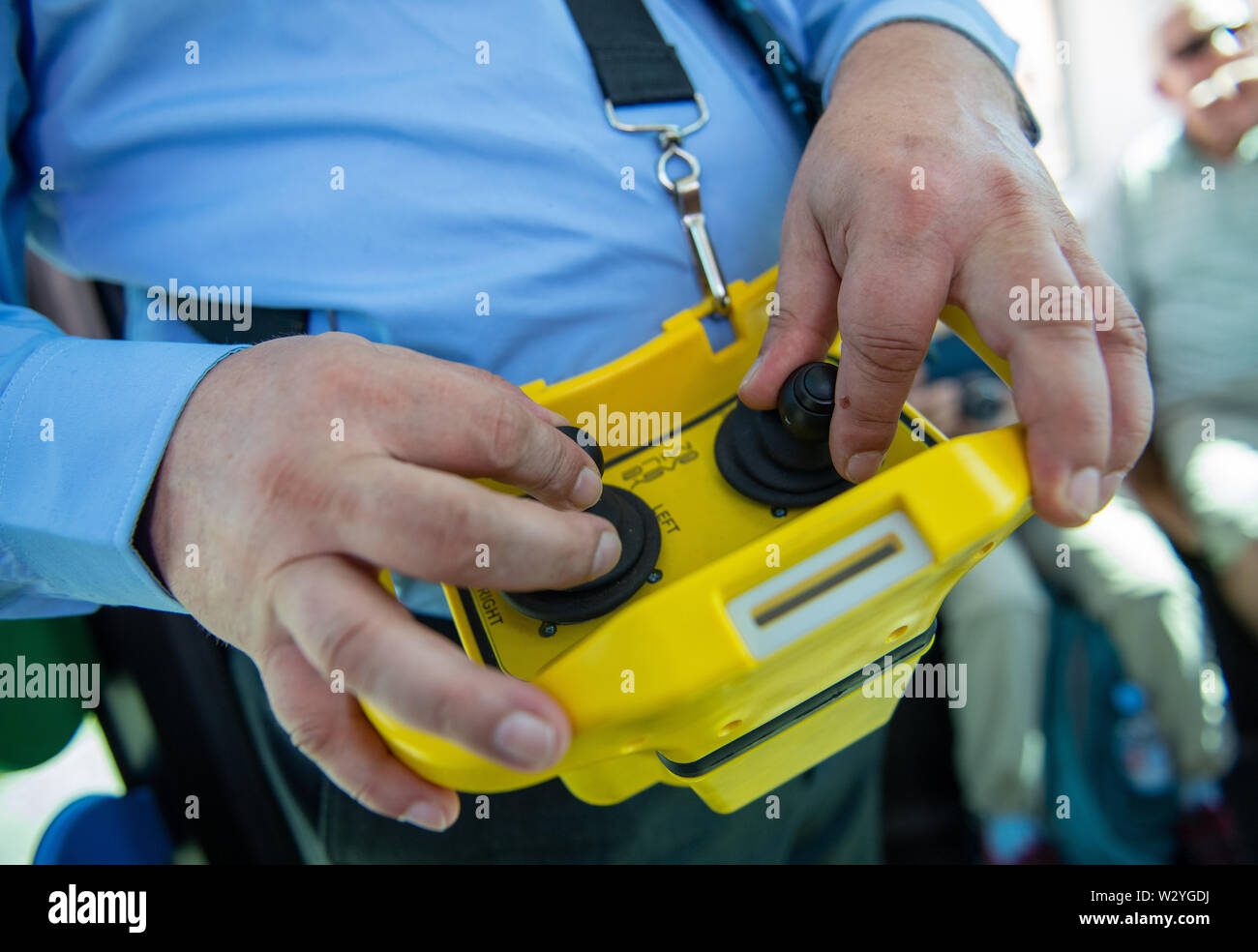 Berlin, Allemagne. 11 juillet, 2019. L'exploitant utilise un joystick pour contrôler manuellement l'ez10 Easy KM minibus durant l'essai de conduite. Le bus électrique dispose de six places et est jusqu'à 15 kilomètres à l'heure rapide. Selon la Société de développement régional de l'Amérique du Brandebourg (REG), il arrivera à la première arrête de la ville lundi prochain. Credit : Monika Skolimowska/dpa-Zentralbild/ZB/dpa/Alamy Live News Banque D'Images