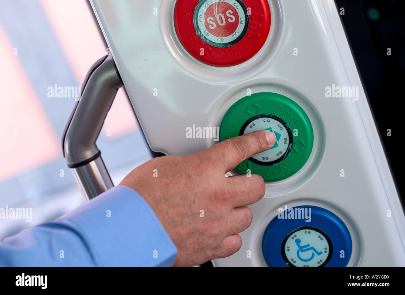 Berlin, Allemagne. 11 juillet, 2019. Lors d'un arrêt au cours d'une séance d'essai, l'opérateur ouvre la porte de l'auto-propulsé 1,6 km facile ez10 minibus. Le bus électrique dispose de six places et est jusqu'à 15 kilomètres à l'heure rapide. Selon la Société de développement régional de l'Amérique du Brandebourg (REG), il arrivera à la première arrête de la ville lundi prochain. Credit : Monika Skolimowska/dpa-Zentralbild/ZB/dpa/Alamy Live News Banque D'Images